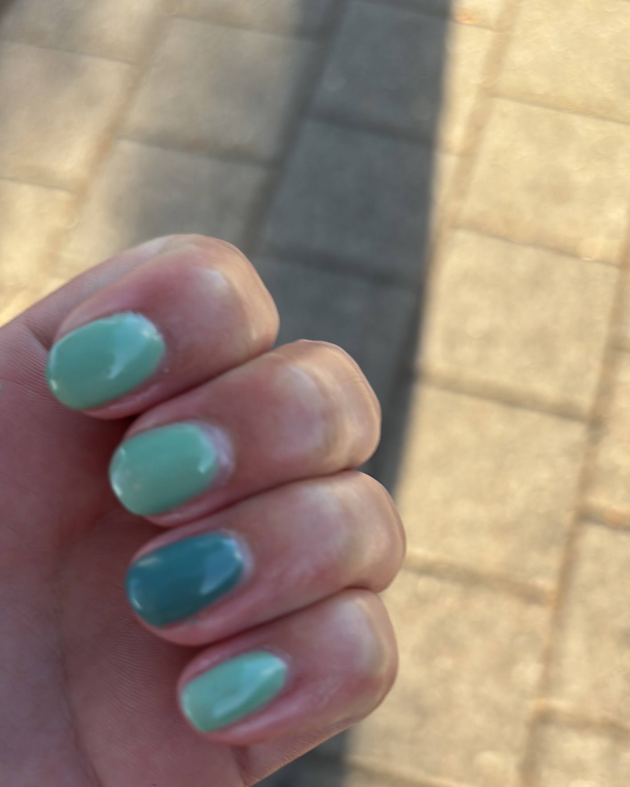 Close-up van zeegroene nagels in de zon